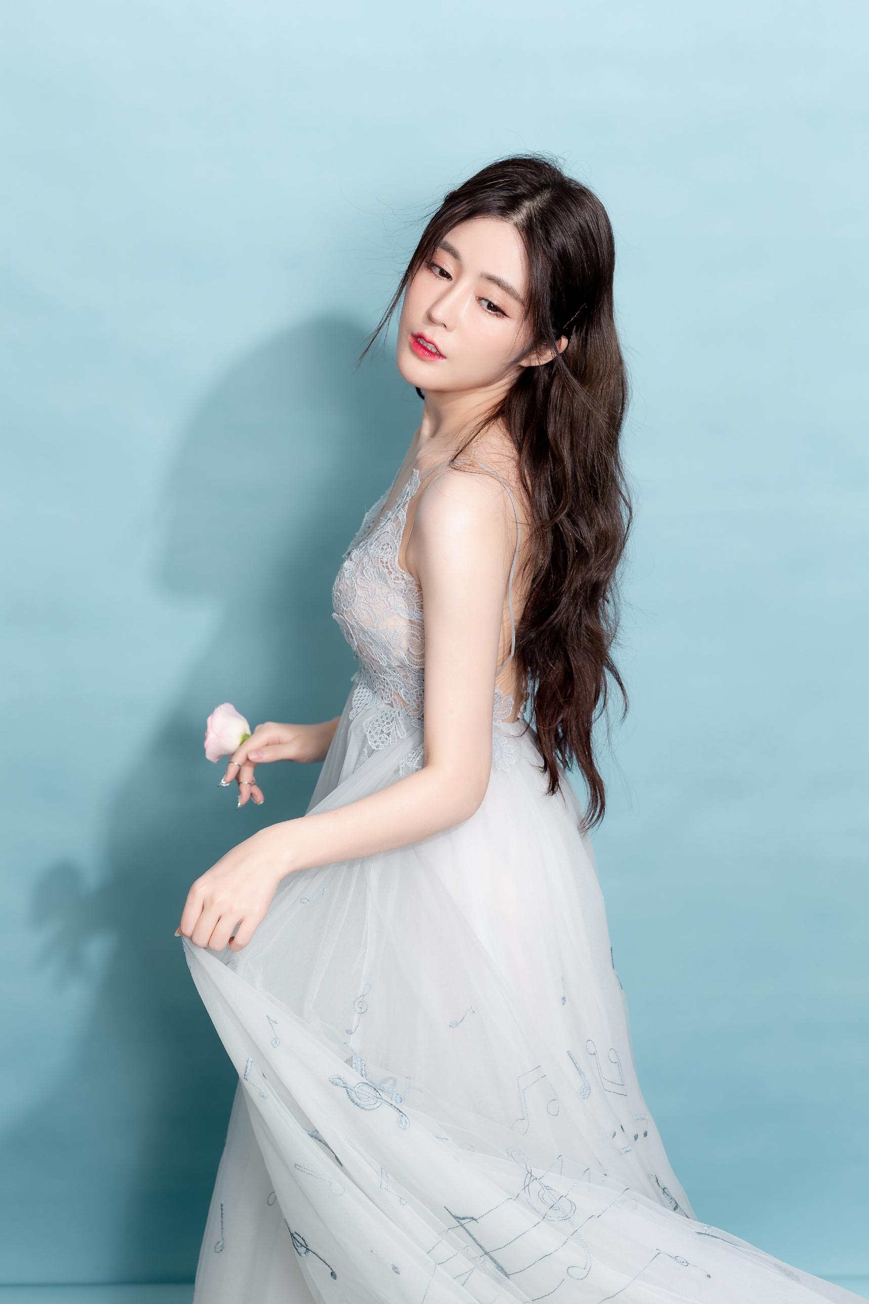 汤晶媚活动现场被种草为爱革新高品位护航