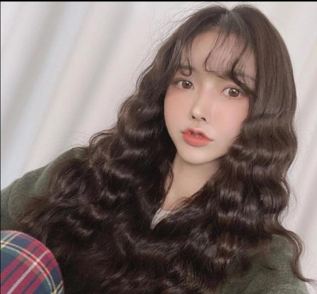 2020年最流行的女生满头烫发发型潮流时尚的你一定不能错过