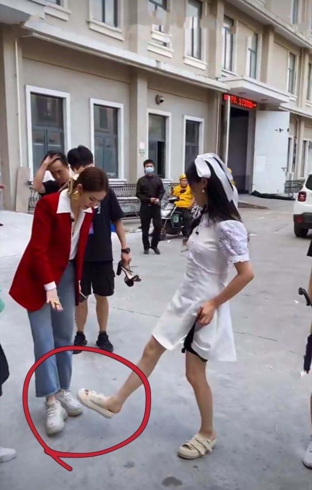 偶遇杨超越戚薇录节目两人现场比脚大离开滤镜身材亮了