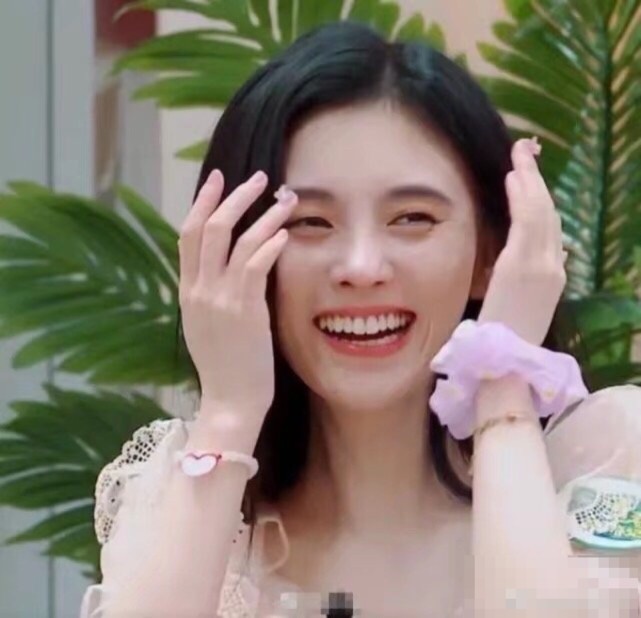 女神刘亦菲笑起来就够丑了,没有想到鞠婧祎,笑起来更加夸张