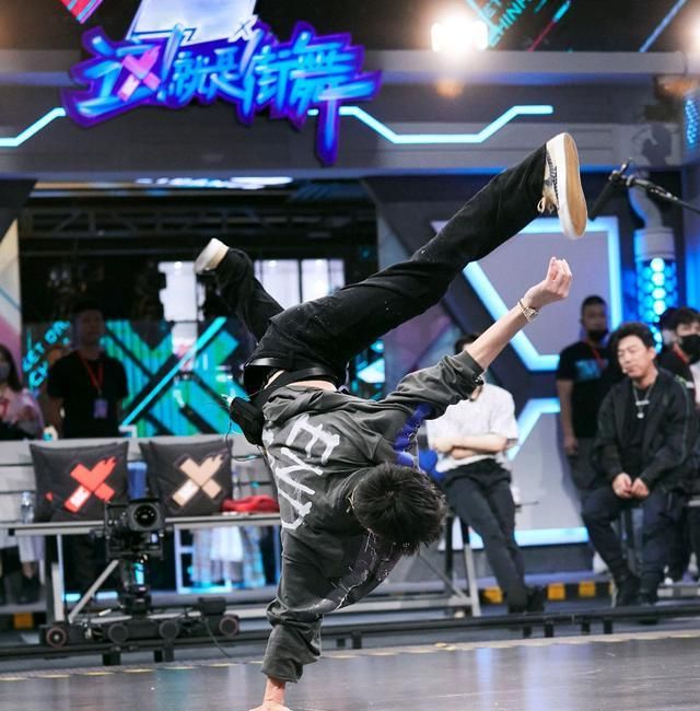 王一博倒立动作被曝光,街舞花絮太精彩,粉丝直呼大饱眼福|腹肌|王一博