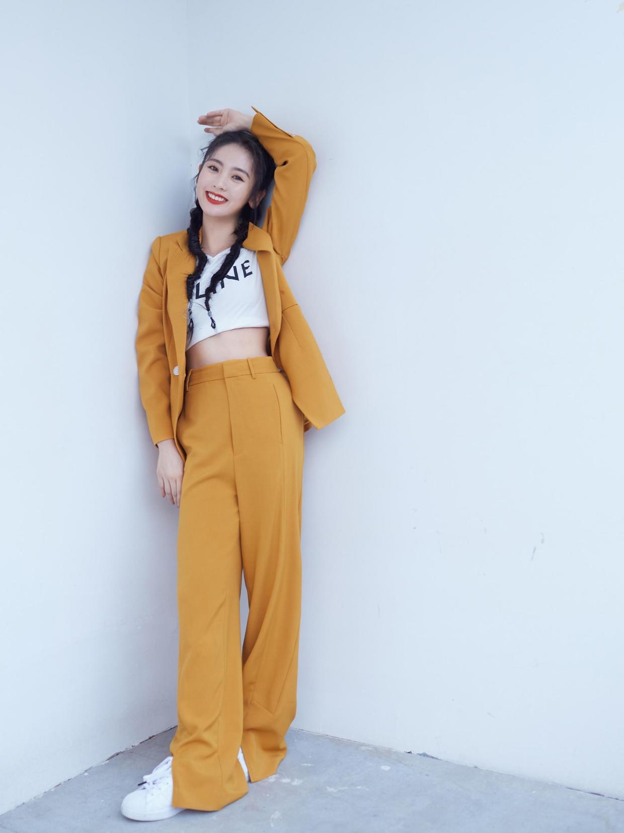 邢菲真有女神范,穿白色衬衫搭配牛仔背带裤走机场,简约洋气