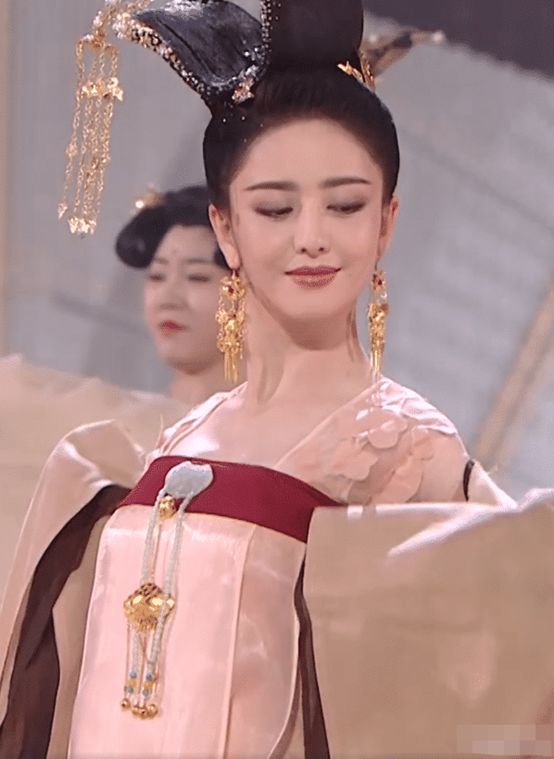 都说佟丽娅嘴巴是全脸之光,当镜头拉近十倍,这脸谁会不羡慕