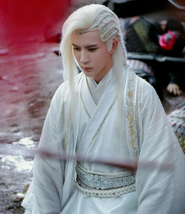 白发古装美男群像,任嘉伦仙,朱一龙妖,他惊艳了视觉!