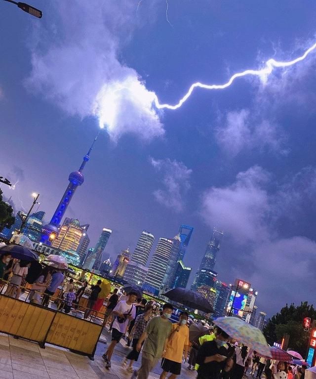 杭州雷电劈中10千伏衣锦线:3辆电动车爆燃烧毁,路人惊慌逃离