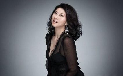 她是费翔前女友因遭反对而分手如今嫁大14岁师傅为妻