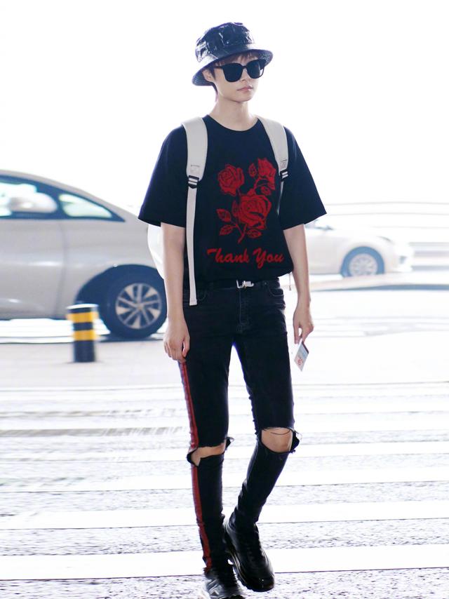 李宇春不愧是时尚界的宠儿,不规则衬衫搭配运动鞋,秀出潮流感