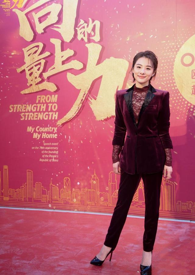 又被刘璇惊艳了穿红色西装套装配短发体操公主果真不一样