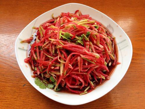 凉菜分享:凉拌糖醋红心萝卜,香辣海带丝,香辣西瓜皮的简单做法