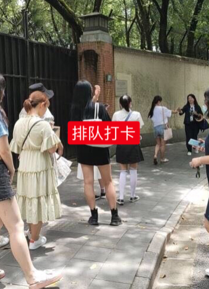 肖战又捧红了咖啡店,大批粉丝排队打卡,咖啡师忙到神情麻木|肖战|打卡