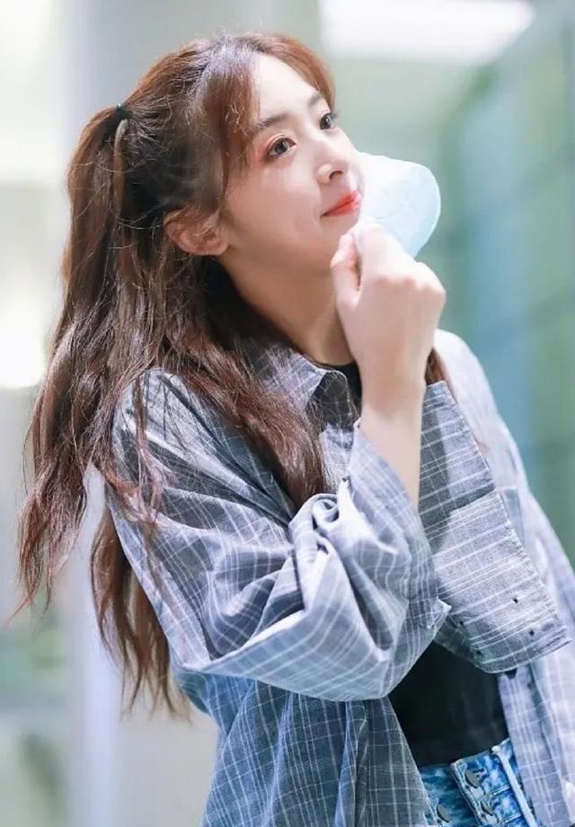 年少成名却被雪藏,31岁张含韵双马尾青春灵动,瞬间回到颜值巅峰