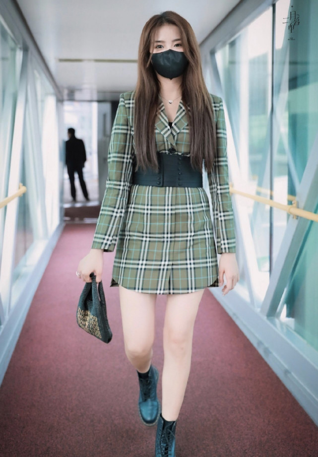 金子涵校园系穿搭,却穿出"不良少女"风,大秀女团腿谁顶得住?
