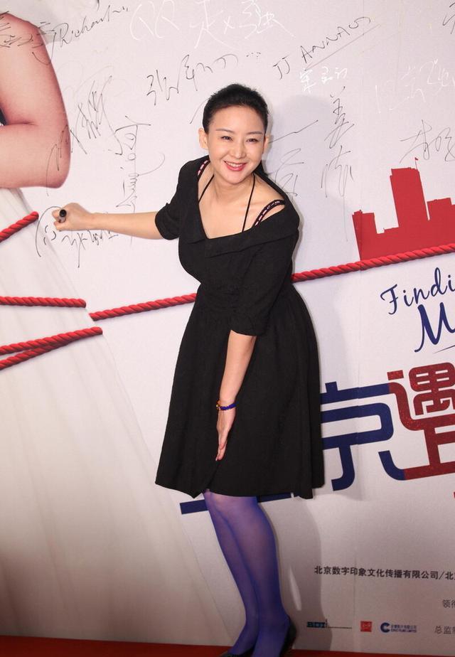 孙楠前妻罕见晒近照,无惧皱纹49岁还有少女腿,剪寸头像个男孩|买红妹