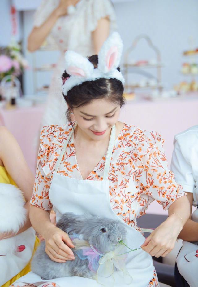 "安陵容"晒照,与刘涛胡可颖儿聚餐,餐桌狭小塑料餐具显寒酸