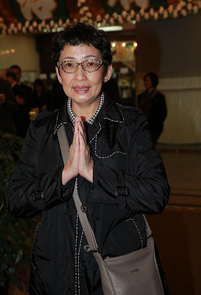 tvb绿叶冯素波生日难忘父亲76岁仍不言休生日愿望为父亲出书