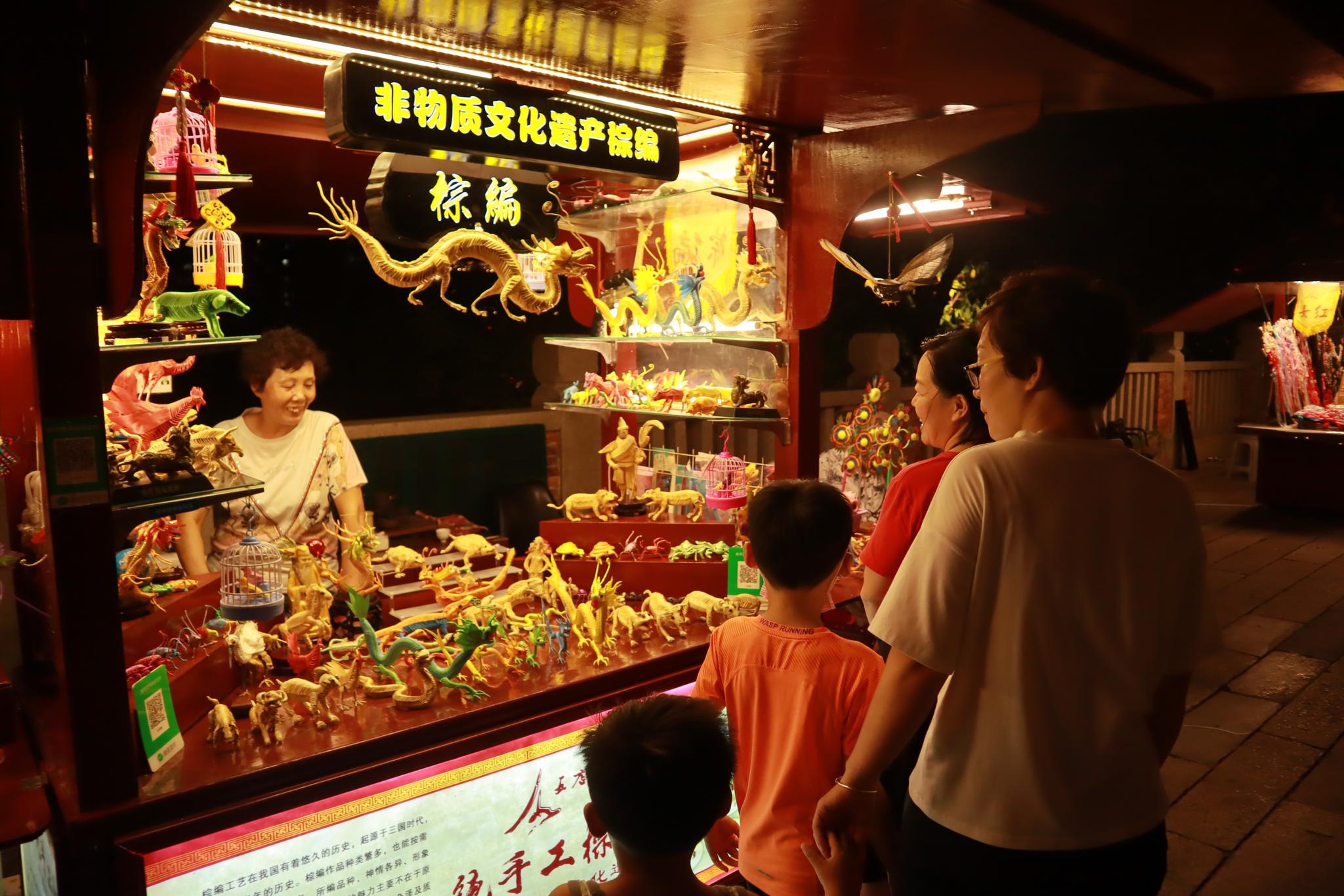 游客驻足围观五店市非遗传统手艺摊位.新华社记者 赵雪彤 摄