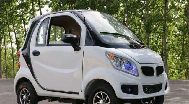 她在菜市场买菜时碰见了一辆特别帅气的老年代步车