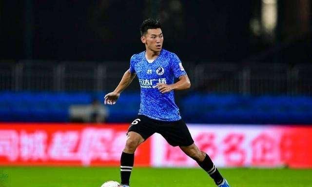 龙东四场四球,大连人队开启高空轰炸,进攻组合如何丰富