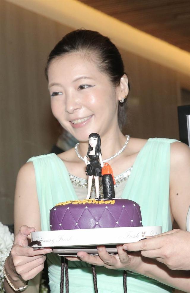 罗霈颖60冥诞宴席不变,亲友为其庆生,外国前男友送花篮寄哀思|罗霈颖