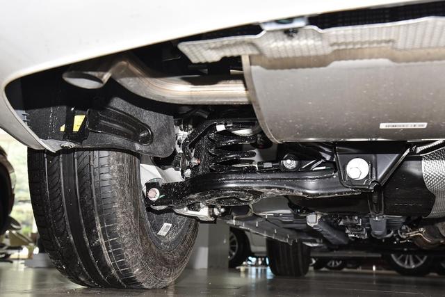 底盘继续采用前双叉臂独立式后多连杆独立式独立悬架的组合,均为前置