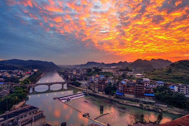 所以这个地方也有清水江上的明珠之美称,它紧挨着麻江县的的杏山镇和