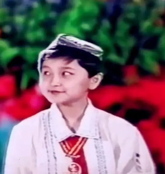 尼格买提儿时旧照曝光穿维族服装气场十足小眼神亮了