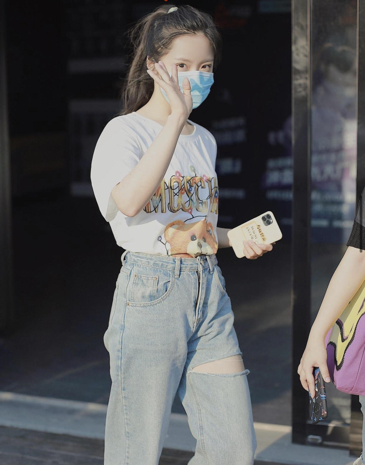 "硬糖少女"王艺瑾好清纯,白t恤配牛仔裤清新减龄,甜成初恋