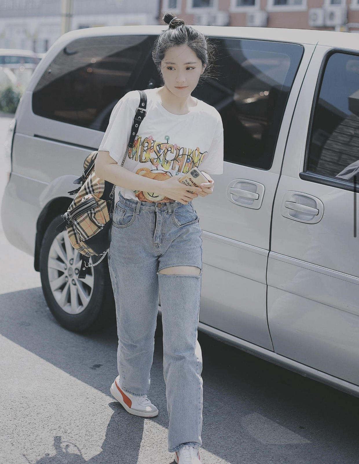 "硬糖少女"王艺瑾好清纯,白t恤配牛仔裤清新减龄,甜成初恋