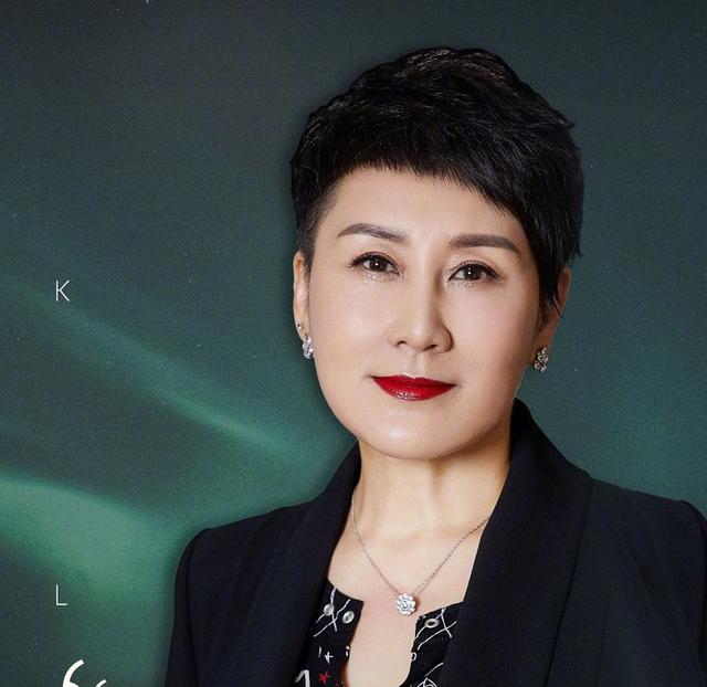 58岁张凯丽也赶时髦戴全套珠宝穿少女款衣服嫁富豪老公太幸福