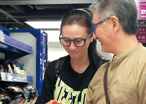 钟淑慧因风月片和丈夫相识靠投资成富婆如今和丈夫同框像父女