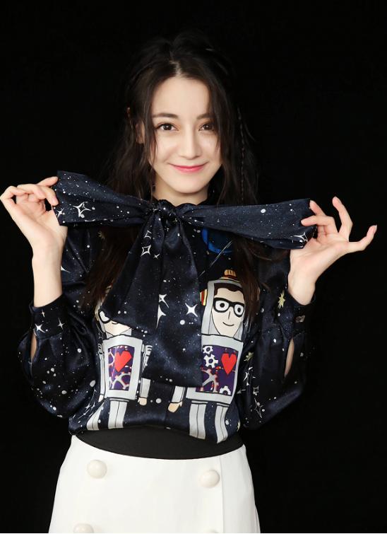 迪丽热巴鸡皮肤穿裙子夏季的简单介绍 迪丽热巴鸡皮肤穿裙子夏季的简单介绍