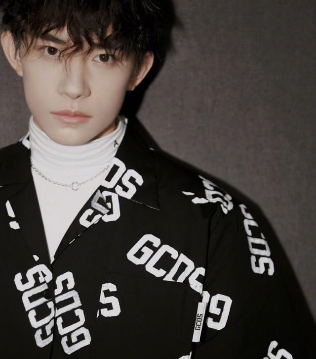 易烊千玺卷发曝光他帅气又乳你能吗