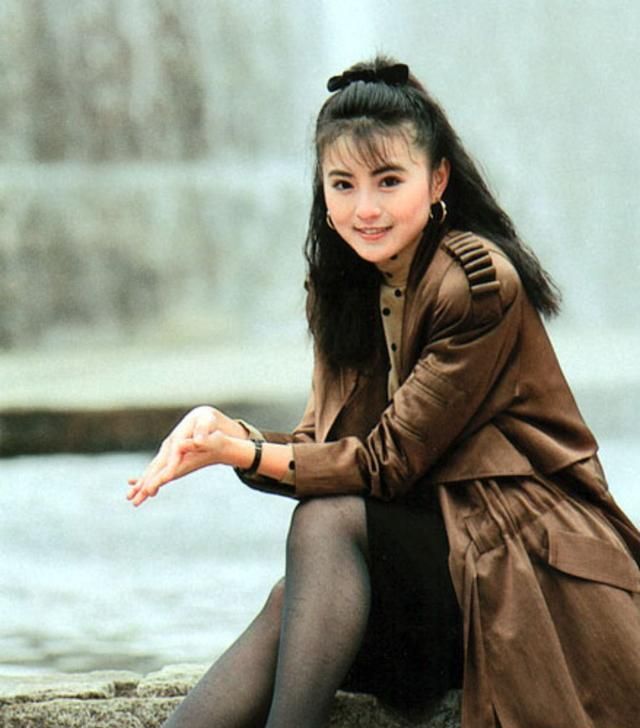 后来去到香港生活之后,她的长相在众多美艳的女星中,也是显得尤为独特