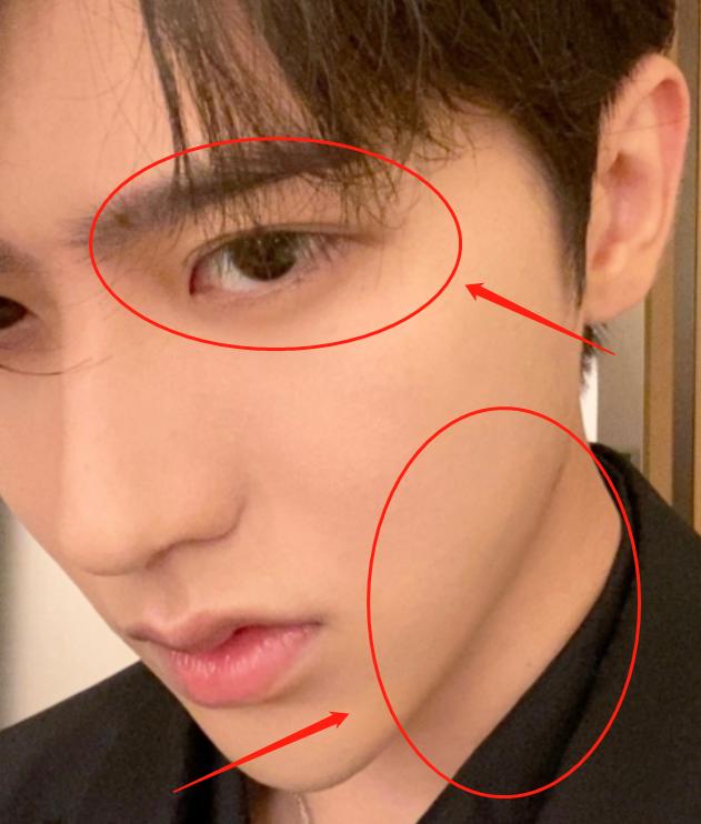 蔡徐坤晒22岁首张自拍照素颜皮肤状态超佳我却关注他的下颚线
