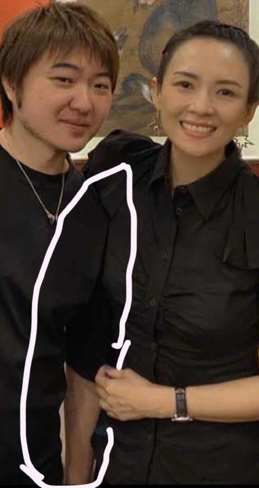 章子怡与浙江卫视导演吴彤聚会合影汪峰怎么又黏着老婆