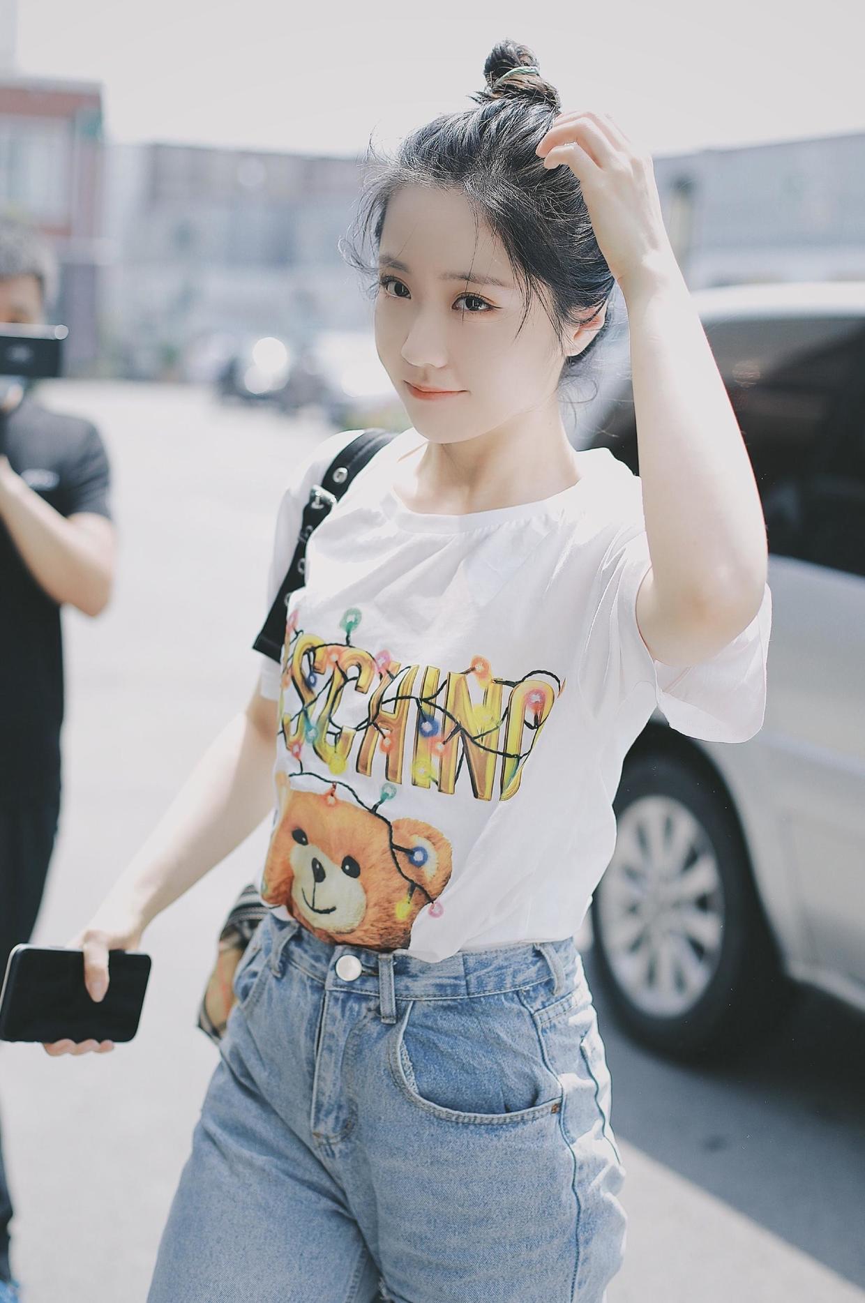 "硬糖少女"王艺瑾好清纯,白t恤配牛仔裤清新减龄,甜成初恋