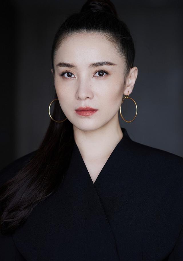 39岁宋佳太惊艳,穿黑色西装裙大秀长腿,梳高马尾利落干练