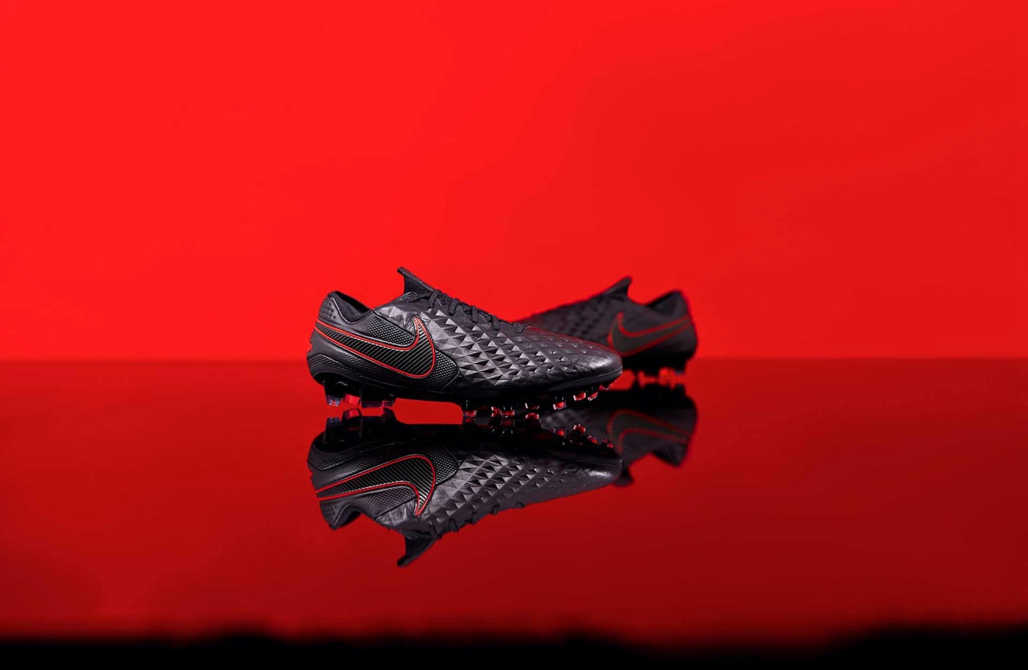 低调迎接新一季近观耐克全新黑智利红配色足球鞋