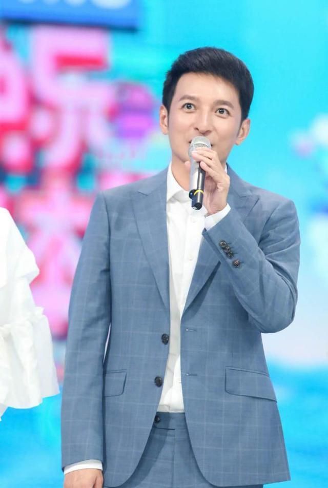 李维嘉恋情疑似曝光与神秘女子牵手逛商场网友猜测是龙丹妮