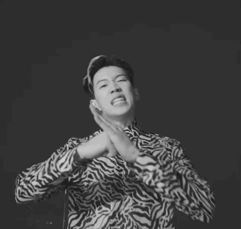 风抱拳手势作结,不仅是对节目的认可,更是表达了对中国说唱的respect