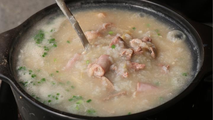 老广看到都流口水的,生滚猪杂粥,每天早上吃上一碗真舒坦