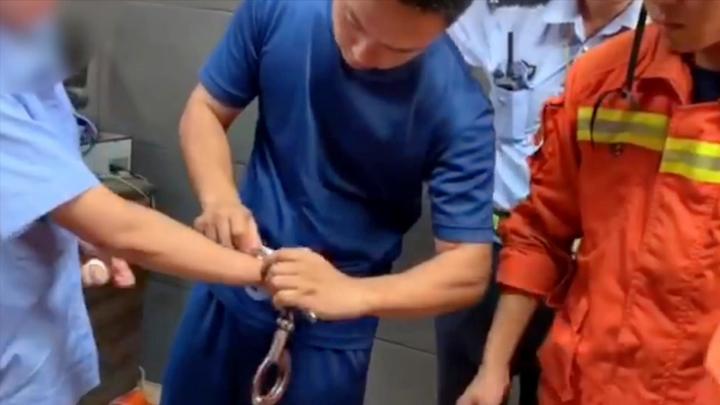 我是110需要帮助"派出所内手铐失灵 消防到场"解锁"