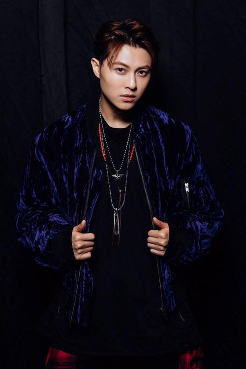 王子为父还高利贷十几年,被债主堵门要钱,至今无钱买房,与弟弟租房住