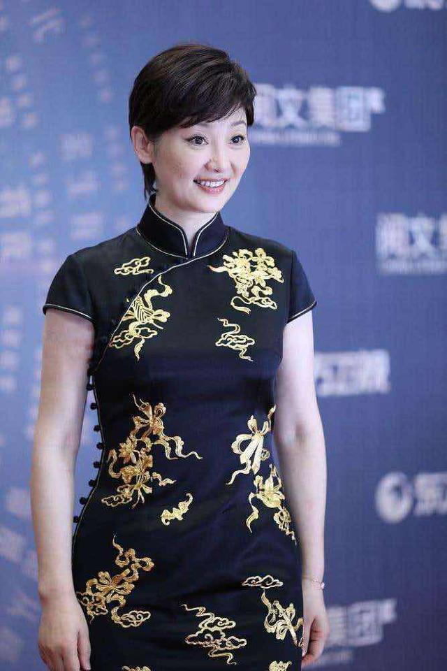 徐帆穿旗袍气质惊艳黑色金丝旗袍连衣裙配短发尽显东方韵味