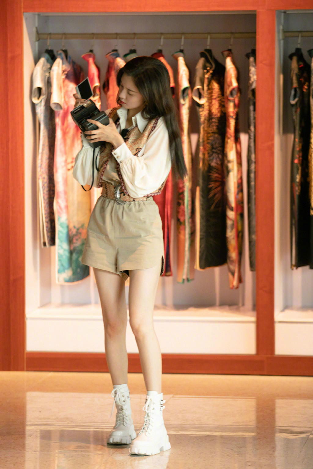 宋妍霏分手后事业心猛增,穿短裤套装录制综艺,把长腿p得很细