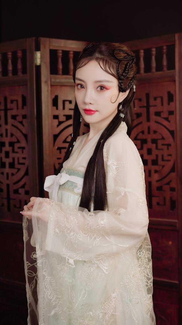 李小璐试水复出晒出美颜古装写真却没有往日的俏皮灵气