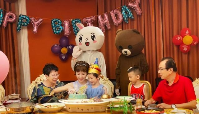 金巧巧为爱女庆祝7岁生日,被儿女夹吻超幸福,老公于冬未出镜