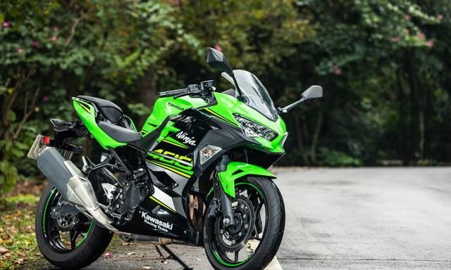 zrx1100在那个运动街车盛行的1990年代,川崎于1997年推出了zrx1100,其