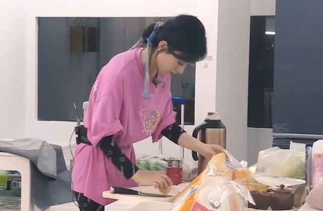 最新一期《中餐厅4》播出后,节目的kpi超额完成,毕竟关于赵丽颖为核心