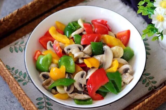 口蘑和彩椒一起炒做法简单口感鲜嫩好吃有味道百吃不腻